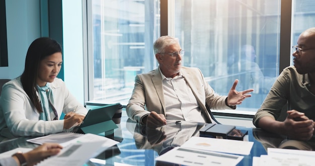 Ilustração sobre educação financeira e alfabetização financeira para desenvolvimento pessoal